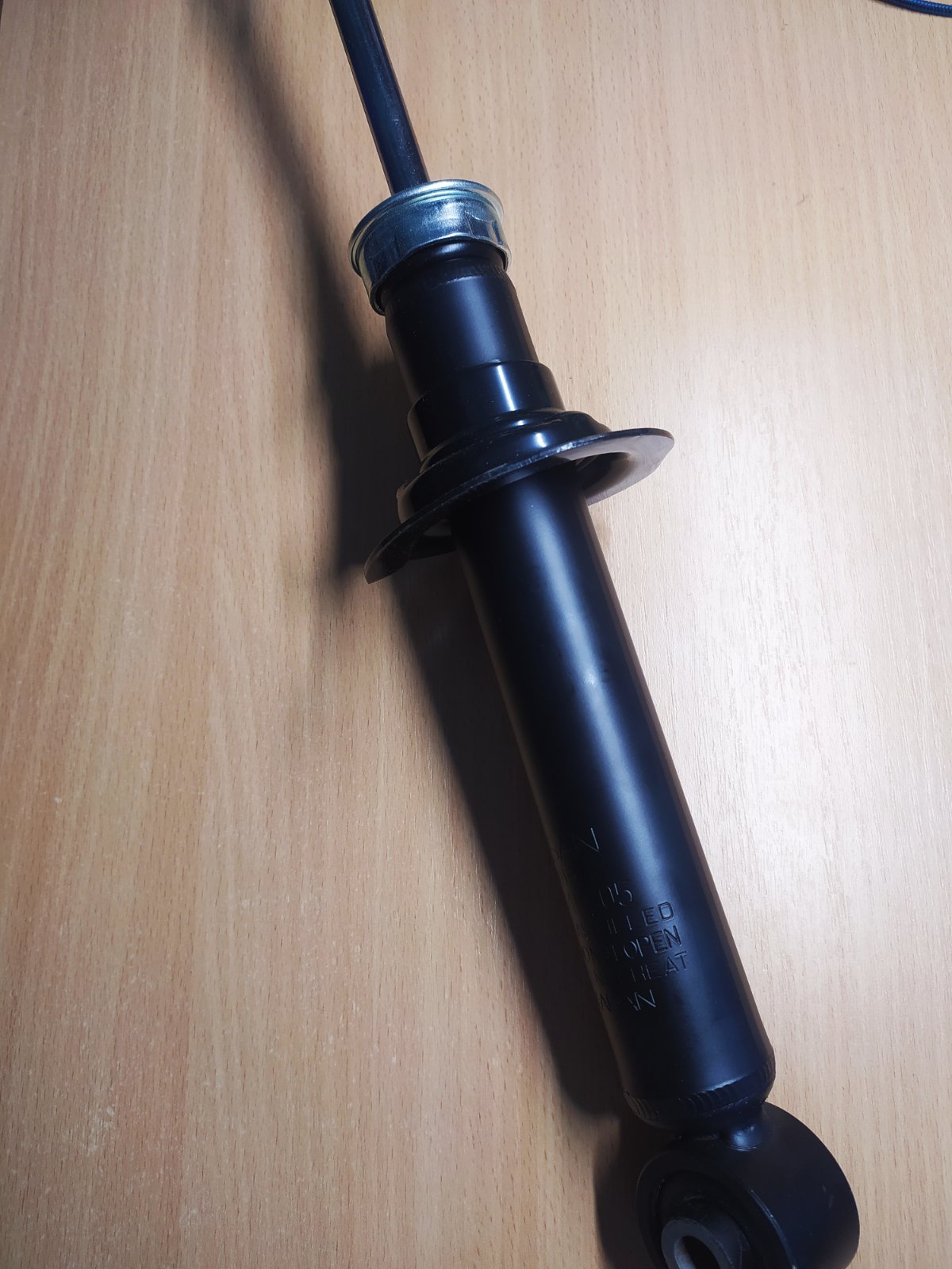 Амортизатор задний 562104M426 NISSAN