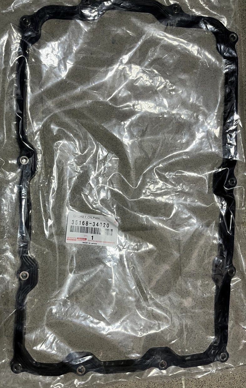 Оригинальная прокладка поддона АКПП (автоматической коробки передач) TOYOTA 35168-34020 / 3516834020 – аналог 35168-34010 для Toyota Land Cruiser 200, Lexus LX 570, Lexus GX 460, Toyota Tundra, Sequoia (до 2015)