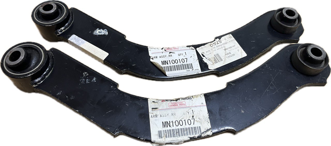 Оригинальный рычаг подвески задней верхний MITSUBISHI MN100107 – аналог MR594949 / 05105271AB для Mitsubishi Lancer / Outlander, Dodge Caliber, Jeep Compass / Patriot (с двумя сайлентблоками, один плавающий / ШС)